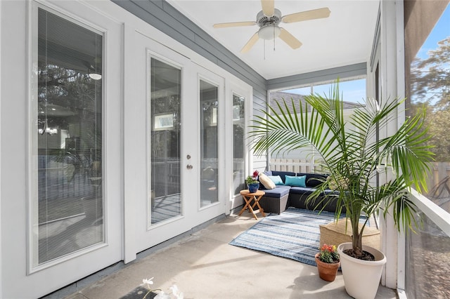 sunroom with ceiling fan