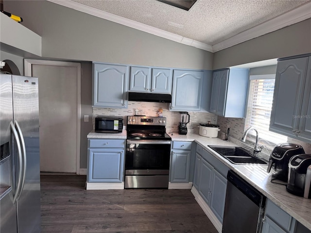 kitchen featuring sink, crown molding, dark wood-type flooring, stainless steel appliances, and decorative backsplash