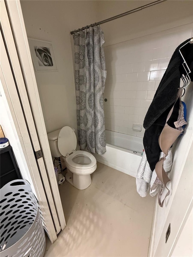 bathroom featuring shower / tub combo with curtain and toilet