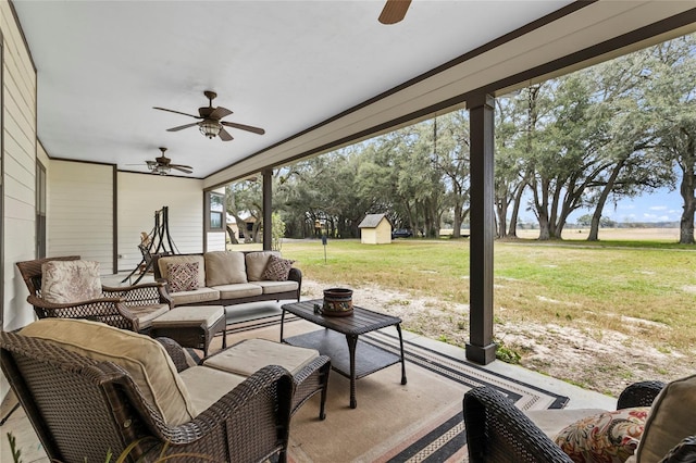 sunroom with ceiling fan