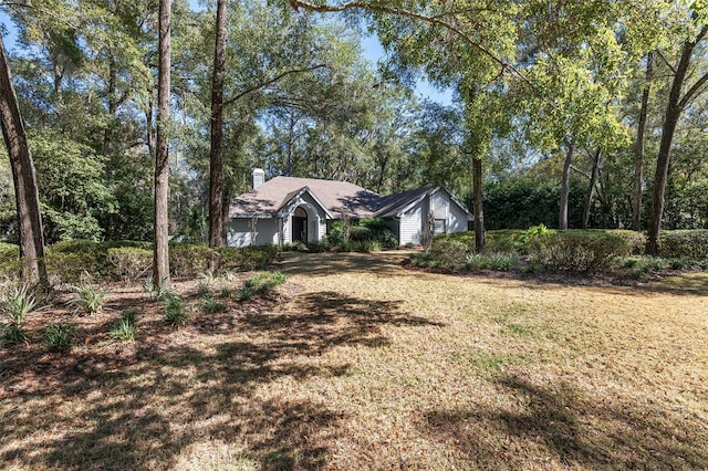 single story home with a front yard