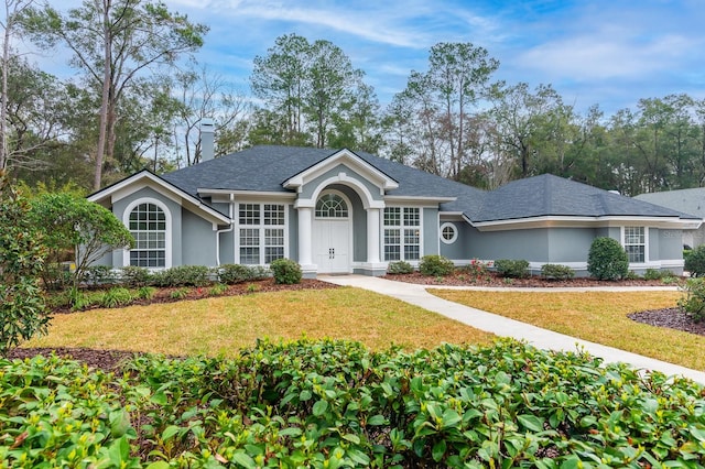 ranch-style home featuring a front lawn