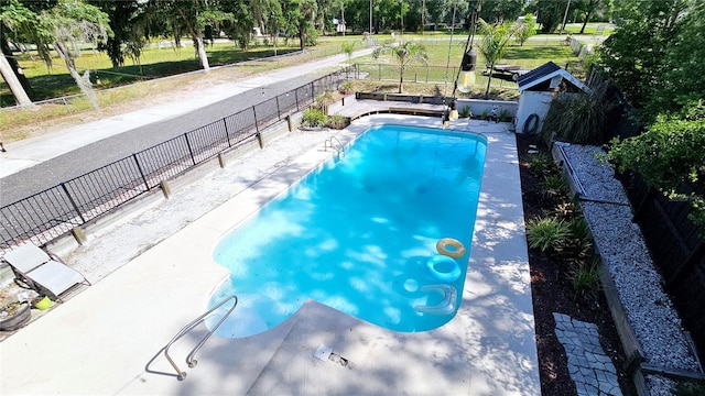 view of swimming pool