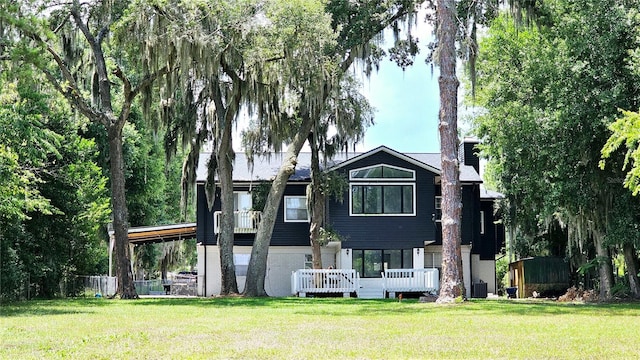 view of front facade featuring central AC unit and a front yard