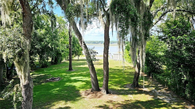 view of yard featuring a water view