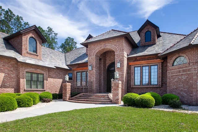 view of front of house featuring a front lawn