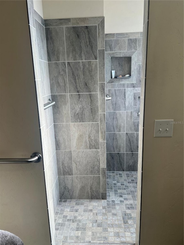 full bath with tiled shower