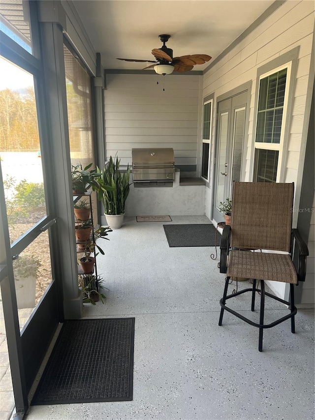 sunroom with ceiling fan