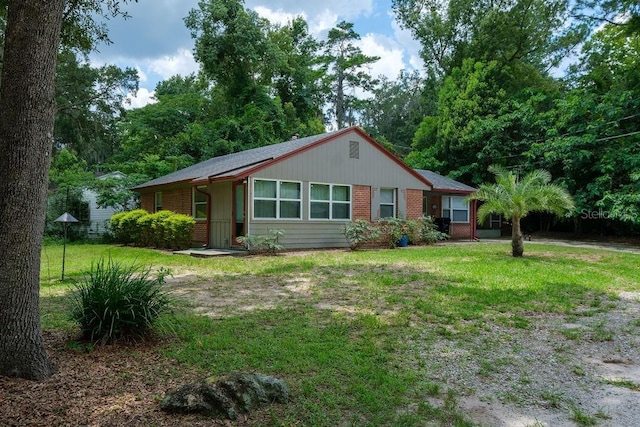 ranch-style house featuring a front yard