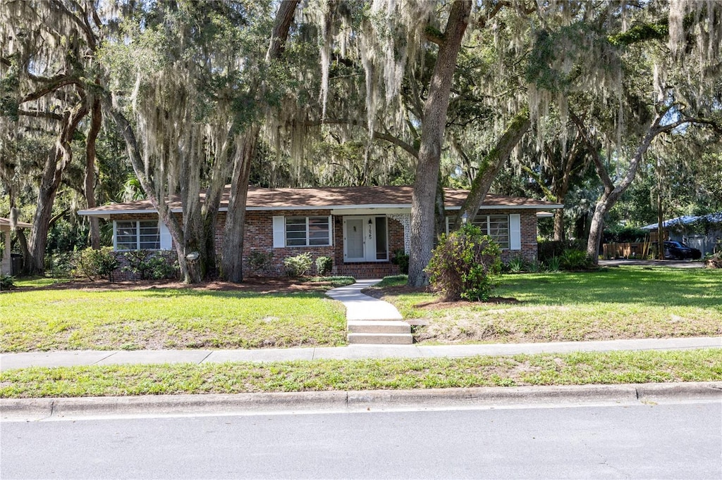 view of front of house featuring a front lawn