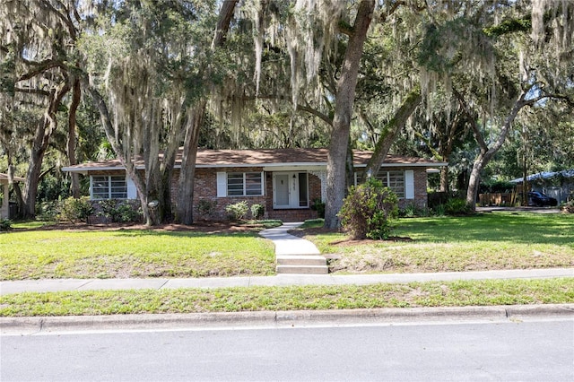 view of front of house featuring a front lawn