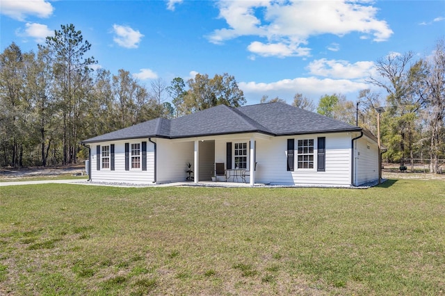 view of front facade featuring a front lawn and a shingled roof