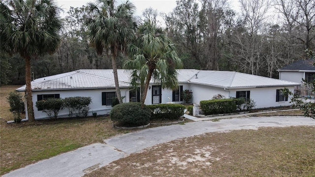 ranch-style house featuring a front yard