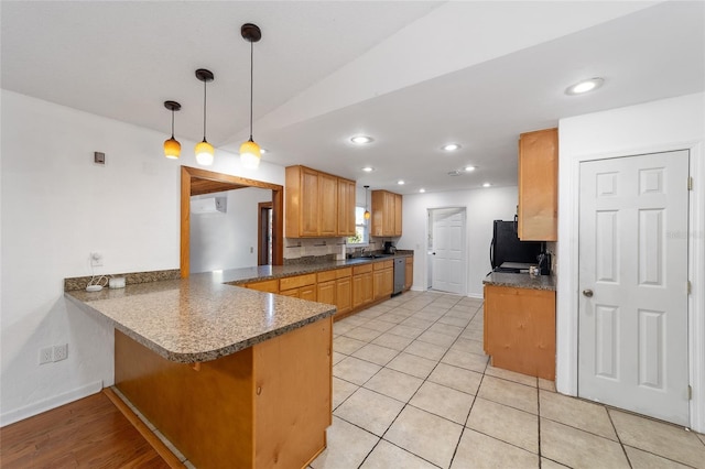 kitchen with dishwasher, refrigerator, a peninsula, a sink, and recessed lighting