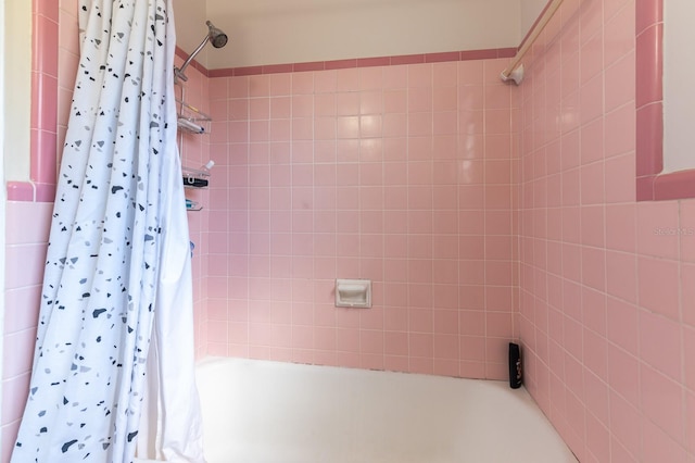 bathroom featuring shower / bath combo