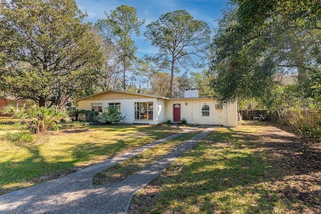 view of front facade featuring a front yard