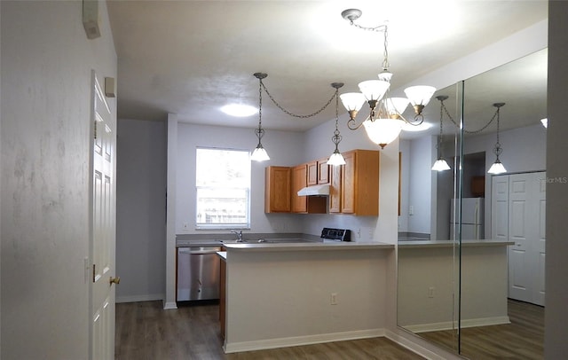 kitchen with freestanding refrigerator, dark wood-style flooring, dishwasher, and a peninsula