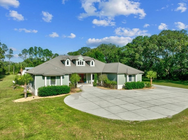 view of front facade with driveway and a front lawn