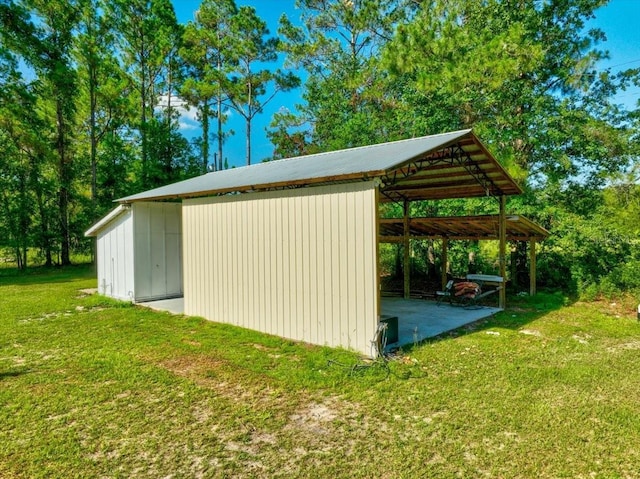 view of pole building featuring a lawn and a detached carport