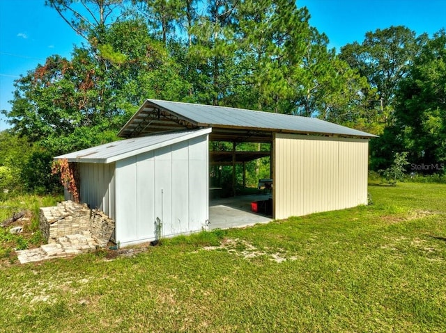 view of pole building featuring a yard