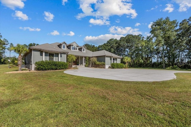 view of front of property with driveway and a front yard