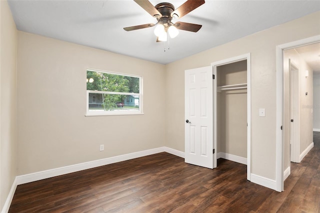 unfurnished bedroom with dark wood-type flooring, ceiling fan, and a closet