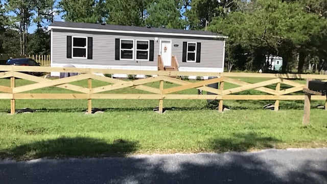 view of front of home featuring a fenced front yard and a front yard