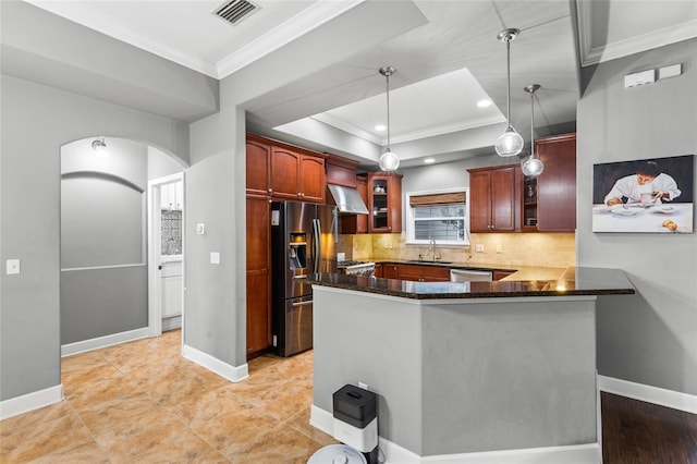 kitchen with visible vents, a sink, appliances with stainless steel finishes, crown molding, and a raised ceiling