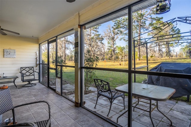 sunroom / solarium with a ceiling fan