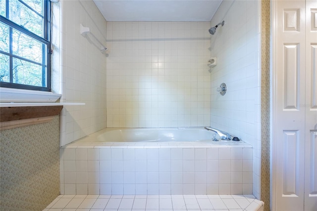 bathroom with tiled shower / bath combo