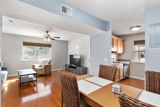 dining area featuring ceiling fan, light wood-style flooring, visible vents, and baseboards