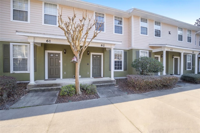 townhome / multi-family property featuring stucco siding