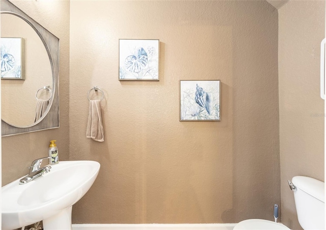 bathroom featuring a sink and toilet