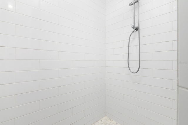 bathroom featuring tiled shower