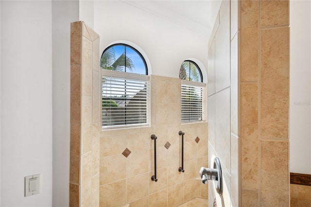 room details featuring tiled shower and crown molding