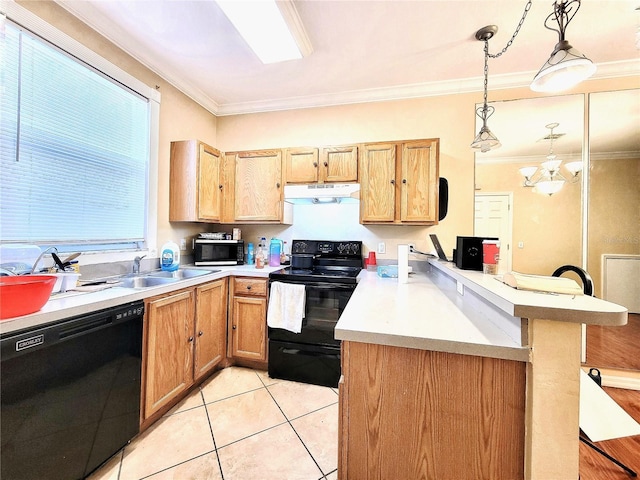 kitchen with decorative light fixtures, black appliances, a peninsula, under cabinet range hood, and a kitchen breakfast bar