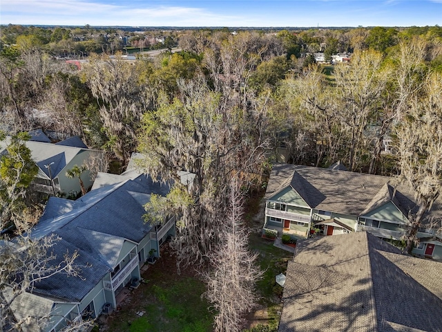 birds eye view of property featuring a forest view