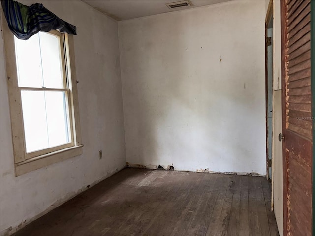 spare room with visible vents and dark wood-type flooring