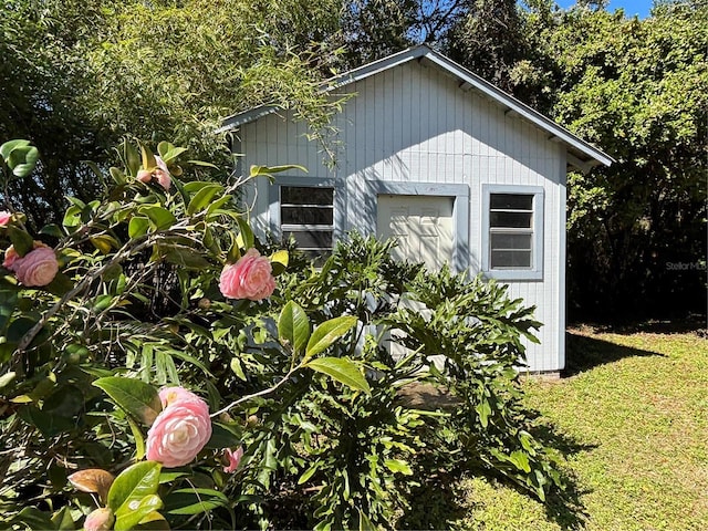 view of outdoor structure featuring an outbuilding