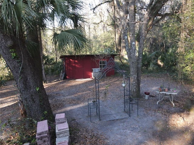 view of yard featuring an outbuilding