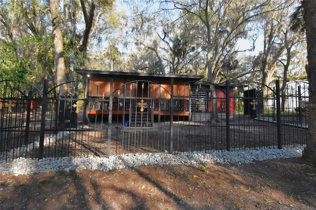 view of front facade with a fenced front yard