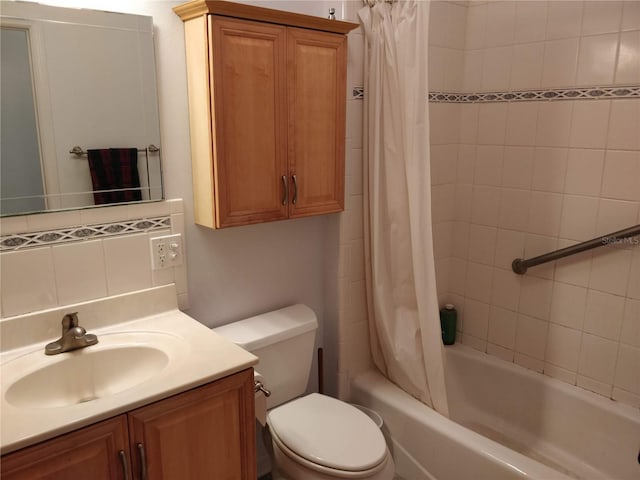 full bath featuring toilet, decorative backsplash, shower / tub combo with curtain, and vanity