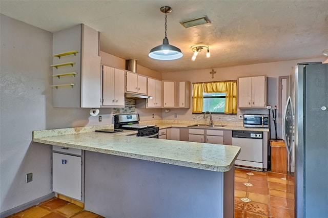 kitchen with stainless steel appliances, visible vents, a sink, a peninsula, and under cabinet range hood