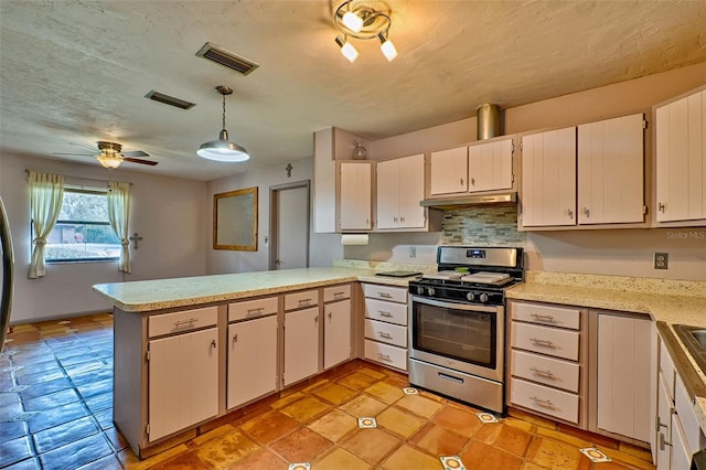 kitchen with visible vents, decorative backsplash, a peninsula, stainless steel gas range, and under cabinet range hood