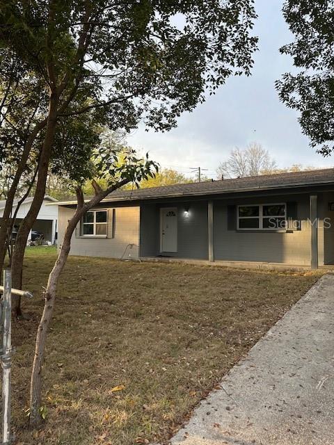 ranch-style home with a front lawn