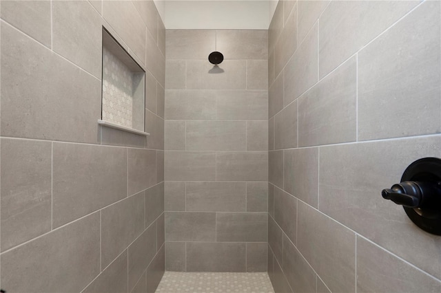 bathroom featuring a tile shower