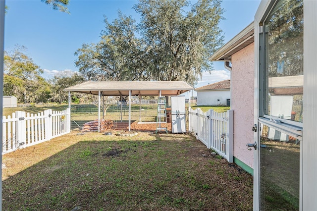 view of yard featuring an outbuilding and fence