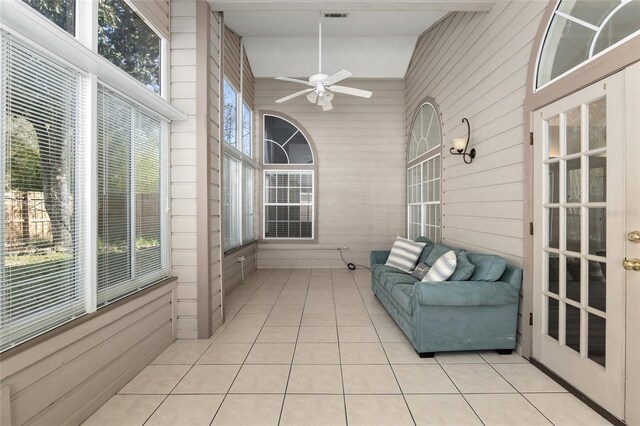 sunroom with visible vents and ceiling fan