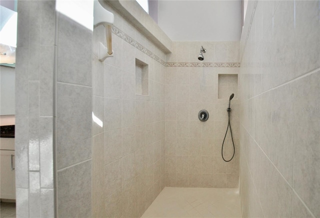 bathroom featuring tiled shower