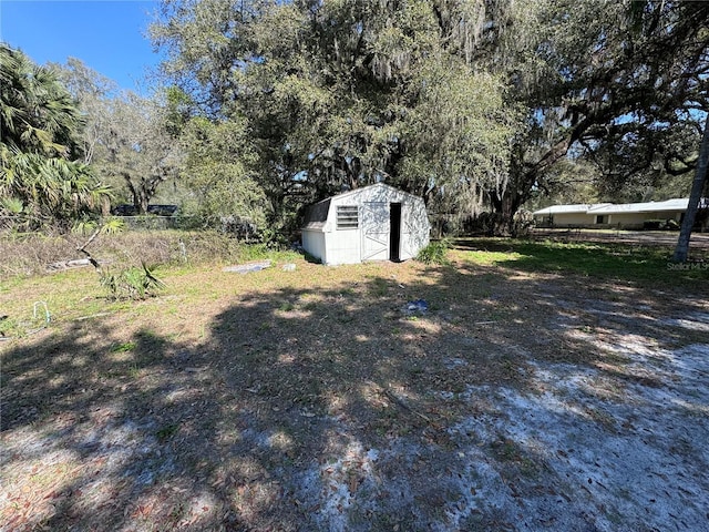 view of yard featuring an outbuilding and a storage unit